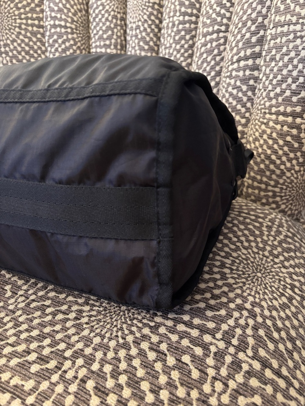Lesportsac Medium Weekender Black Lightweight Bag Duffle Tote detachable strap - Picture 12 of 15